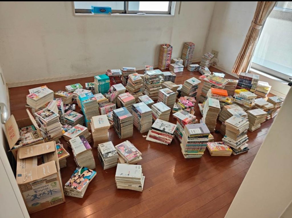 床一面に積み上げられた 数百冊以上の本の山