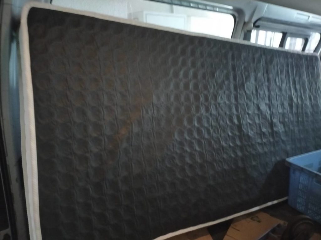 内部に大量の鉄製スプリングが入っている